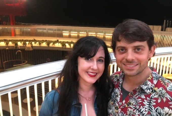 Jodie Hughes chụp ảnh cùng bạn trai trên du thuyền trong chuyến đi đầu tiên cùng nhau. Ảnh: BI