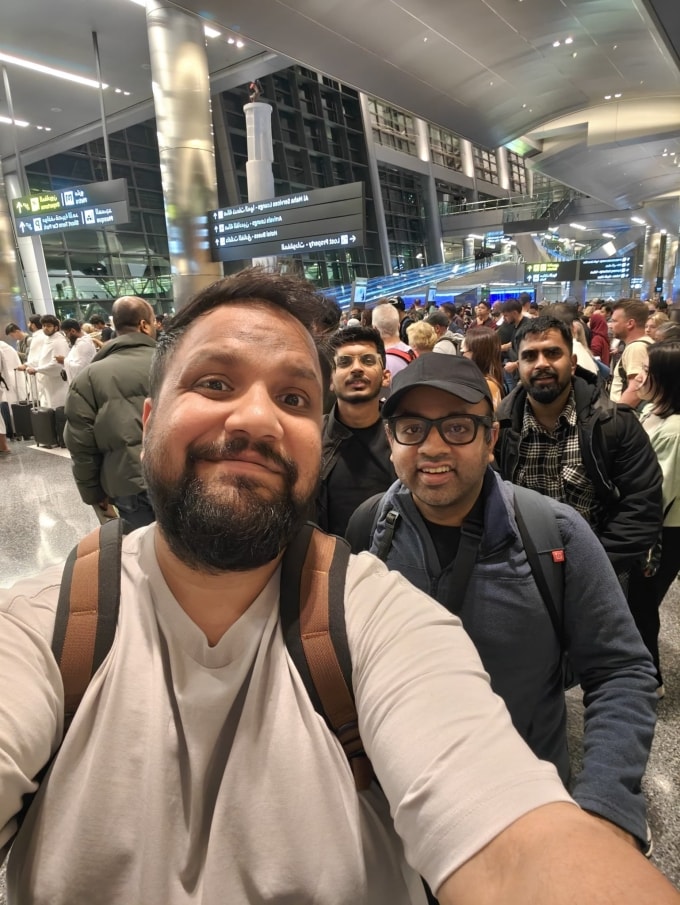 Ershad Kaleebullah, một du khách đang mắc kẹt tại Dubai, đăng ảnh chụp cùng bạn bè tại sân bay khi bị hủy chuyến. Ảnh: Ershad Kaleebullah/X