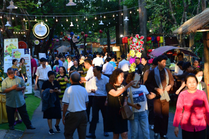 Du khách tham quan, thưởng thức các món ngon 3 miền tại lễ hội năm ngoái. Ảnh: Saigontourist Group