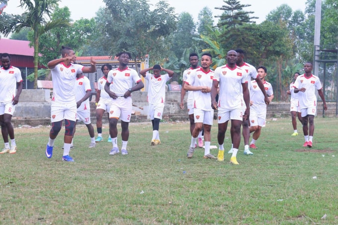 Các cầu thủ Nội Chùa trước giờ ra sân trận bán kết sáng 2/3. Ảnh: Chuyện sao phủi