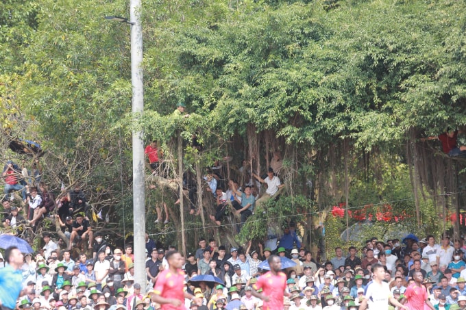 Khán giả chật kín Giải bóng đá hội làng đình chùa Nội Đông Bắc Giang, hôm 3/2. Ảnh: Nhịp sống VN