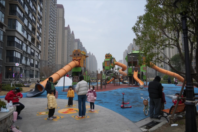 Các cư dân đưa trẻ nhỏ xuống khu vui chơi chung trong Khu đô thị Life in Venice, tỉnh Giang Tô, đầu tháng 2/2026. Ảnh: Dake Kang/AP