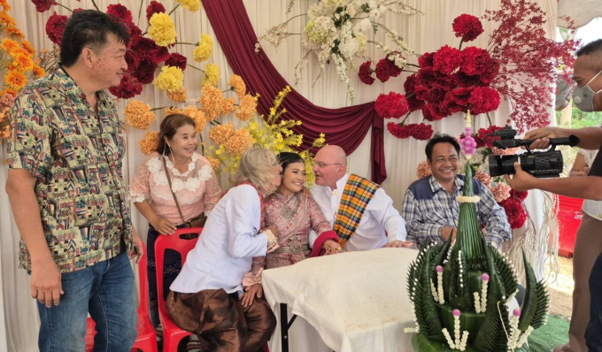Cô dâu Duangduen Kesaro, 37 tuổi ngồi giữa, bên cạnh là hai người chồng quốc tịch Áo, trong đám cưới tại tỉnh Buriram ngày 28/2. Ảnh: Khaosod