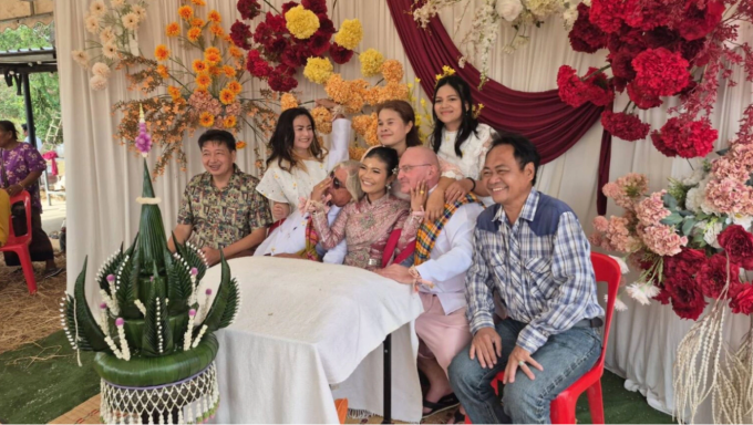 Cô dâu Duangduen Kesaro, 37 tuổi cùng hai người chồng quốc tịch Áo, trong đám cưới tại tỉnh Buriram ngày 28/2. Ảnh: Khaosod