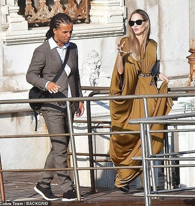 Angelina Jolie và Akala tại liên hoan phim Venice năm 2024. Ảnh: Backgrid