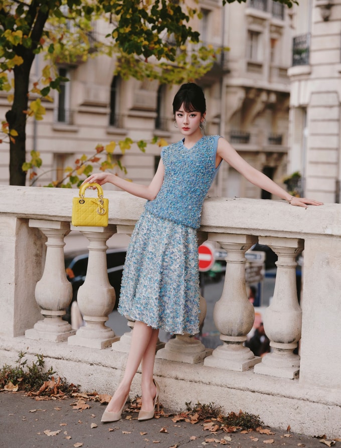 Nhiệt Ba mặc váy hoa trên biển xanh tại Tuần thời trang Paris 2025. Ảnh: Jiahang