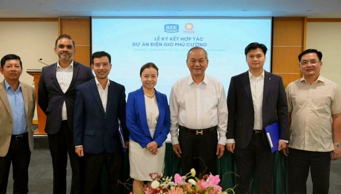 Lãnh đạo REE và Phú Cường trong lễ ký hợp tác dự án điện gió. Ảnh: Fanpage Phú Cường