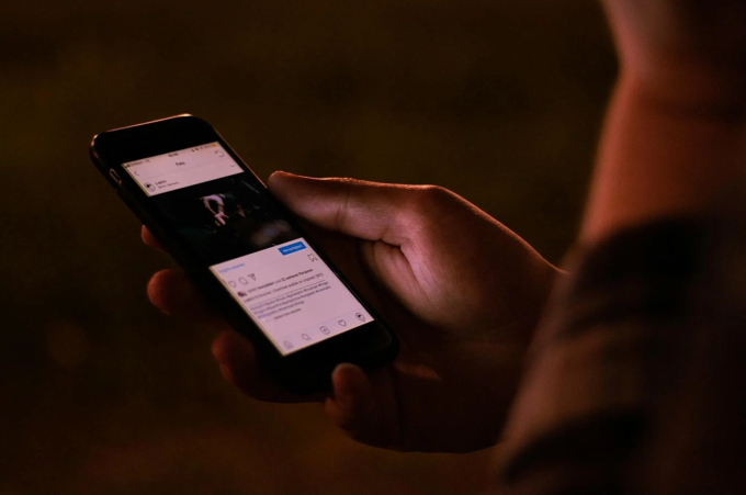 Ánh sáng xanh từ màn hình điện tử không chỉ khiến bạn khó ngủ mà còn liên quan trực tiếp đến sức khỏe chuyển hóa. Ảnh: swanwicksleep