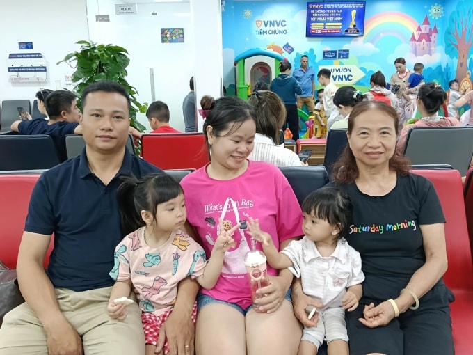 Nhiều gia đình tranh thủ đến VNVC để tiêm vaccine phòng bệnh ngày đầu năm. Ảnh: Hoàng Dương