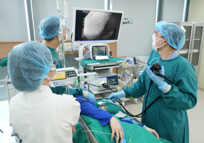 Bác sĩ nội soi dạ dày cho người bệnh. Ảnh: Bệnh viện Đa khoa Tâm Anh