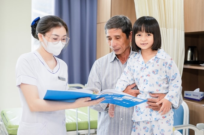 Bé Quỳnh Như chuẩn bị bước vào ca phẫu thuật cấy điện cực ốc tai. Ảnh: Bệnh viện Đa khoa Tâm Anh