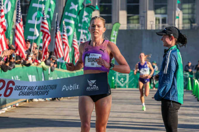 Molly Born không vui mừng dù cán đích đầu tiên. Ảnh: Kevin Morris