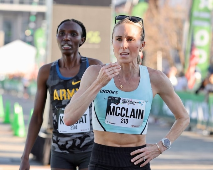 Jess McClain phản ứng sau khi về đích thứ chín tại giải half marathon Mỹ 2026 ngày 1/3. Ảnh: Instagram / jesstonn