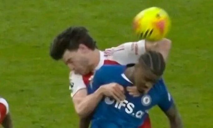 Tình huống Rice ôm Hato rồi dùng tay chạm bóng trong cấm địa ở quả phạt góc của Chelsea. Ảnh: chụp màn hình