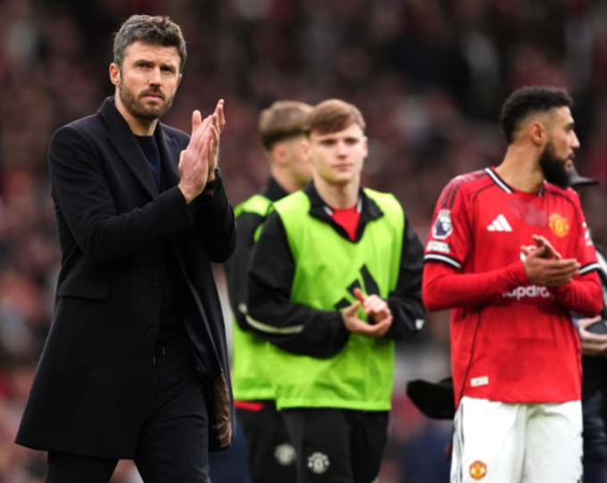 HLV Michael Carrick vỗ tay tri ân người hâm mộ sau trận Man Utd thắng Crystal Palace 2-1 ở vòng 28 Ngoại hạng Anh trên sân Old Trafford, Manchester, Anh ngày 1/3/2026. Ảnh: PA