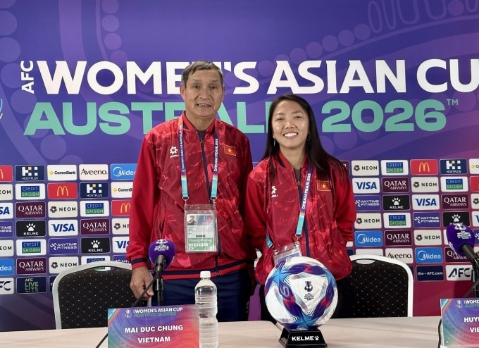 HLV Mai Đức Chung và đội trưởng Huỳnh Như tham dự họp báo trước VCK Giải vô địch nữ châu Á 2026, hôm qua 3/3. Ảnh: VFF