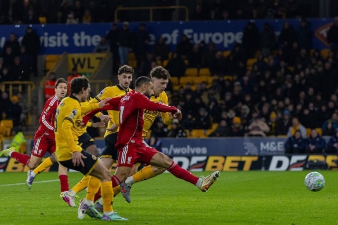 Salah (đỏ) ghi bàn ở trận gặp Wolves, trên sân Molineux, Wolverhampton, Anh hôm 3/3. Ảnh: Reuters