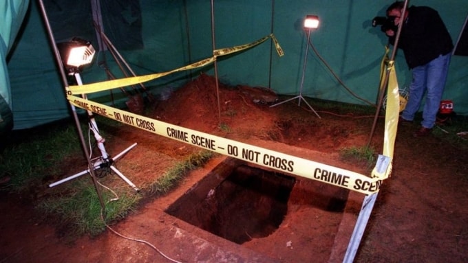 Hai thi thể được chôn dưới ngôi mộ nông trong vườn sau nhà John Bunting ở vùng ngoại ô Adelaide. Ảnh: News.com.au