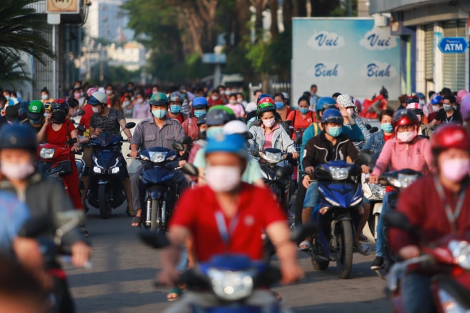 Công nhân công ty Pouyuen, quận Bình Tân sau giờ làm. Ảnh: Quỳnh Trần