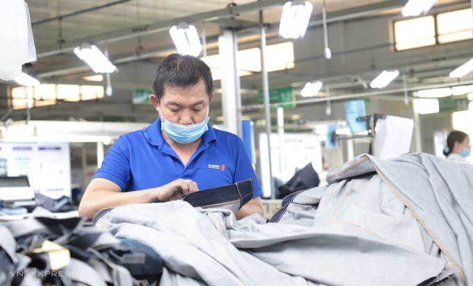 Công nhân làm việc tại nhà máy PPJ-Wiser, phường Tăng Nhơn Phú, TP HCM. Ảnh: Lê Tuyết