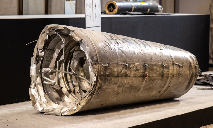 Mảnh vỡ của vũ khí Iran được trưng bày tại Abu Dhabi, UAE hôm 3/3. Ảnh: AFP