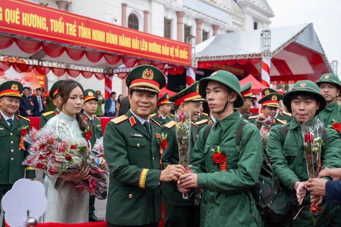 Đại tướng Nguyễn Tân Cương, Tổng Tham mưu trưởng, Thứ trưởng Quốc phòng, đã đến dự Lễ giao nhận quân tại Ninh Bình. Ảnh: Việt Trung