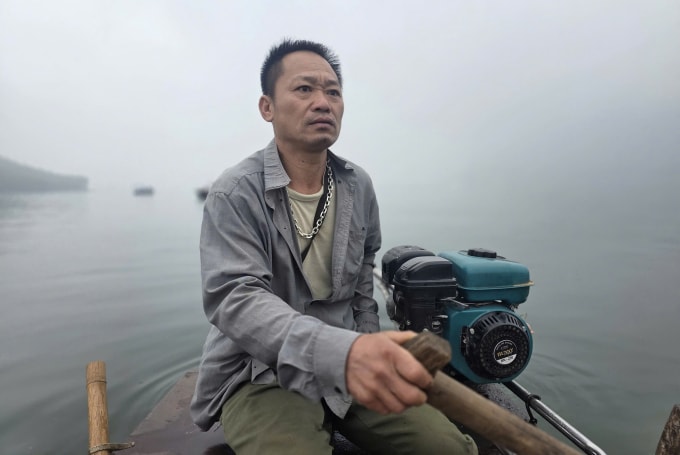 Ông Sơn lái thuyền trên hồ Thác Bà. Ảnh: Thanh Thanh