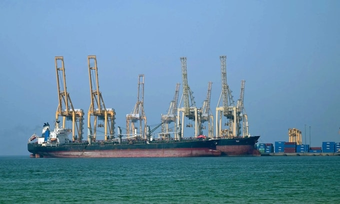 Tàu chở dầu tại cảng Khor Fakkan của UAE, nằm dọc theo Eo biển Hormuz, hồi tháng 6/2025. Ảnh: AFP