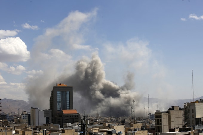 Cột khói bốc lên từ một khu vực bị không kích ở Tehran, Iran ngày 1/3. Ảnh: AFP