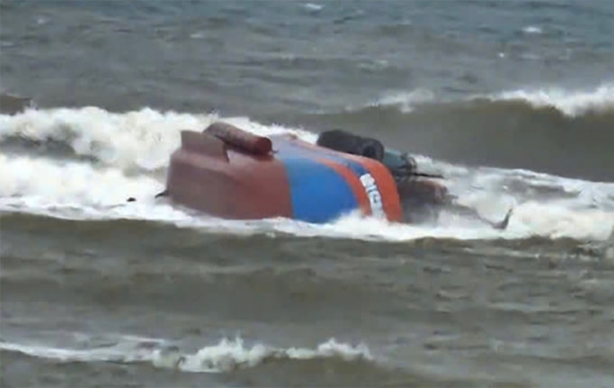 Tàu cá bị sóng đánh chìm trên biển Nhật Lệ. Ảnh: Đắc Thành