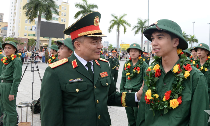 Thượng tướng Nguyễn Văn Hiền, Thứ trưởng Quốc phòng đến động viên thanh niên lên đường nhập ngũ tại TP Đà Nẵng. Ảnh: Văn Chung