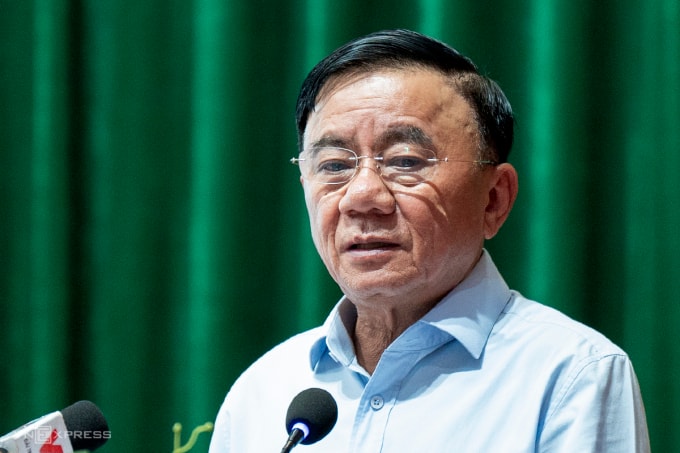 Thường trực Ban Bí thư Trần Cẩm Tú tiếp thu ý kiến cử tri tại TP Đà Nẵng. Ảnh: Nguyễn Đông