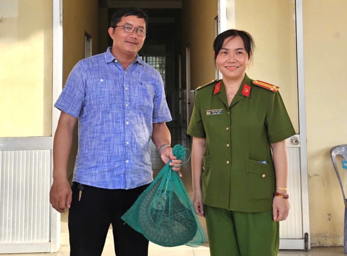Anh Nguyễn Văn Quang nộp con tê tê cho Công an phường Cái Răng. Ảnh: Công an Cần Thơ
