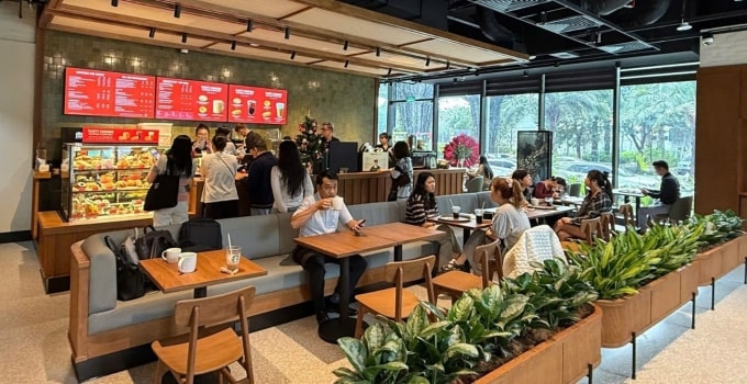 Tiện ích cafe, ăn uống ngay trong khối đế của tòa văn phòng thương mại. Ảnh: ROX