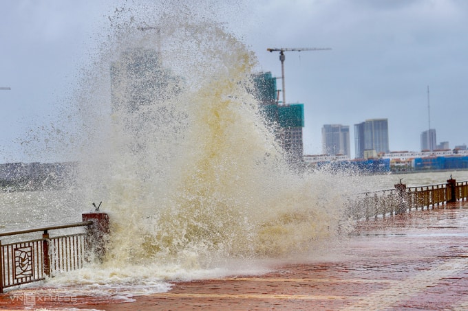 Nước biển dâng, sóng đánh tan bờ kè đường Như Nguyệt ven sông Hàn, tháng 10/2025. Ảnh: Nguyễn Đông
