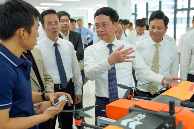 Bộ trưởng Bộ Khoa học và Công nghệ Nguyễn Mạnh Hùng tham quan, trao đổi với các kỹ sư công nghệ tại một triển lãm ở TP Đà Nẵng, ngày 28/7/2025. Ảnh: Nguyễn Đông