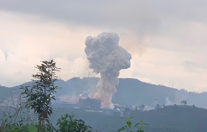 Cột khói từ vụ nổ nhà máy Phốt Pho ở Lào Cai ngày 23/2. Ảnh: Nguyễn Quỳnh