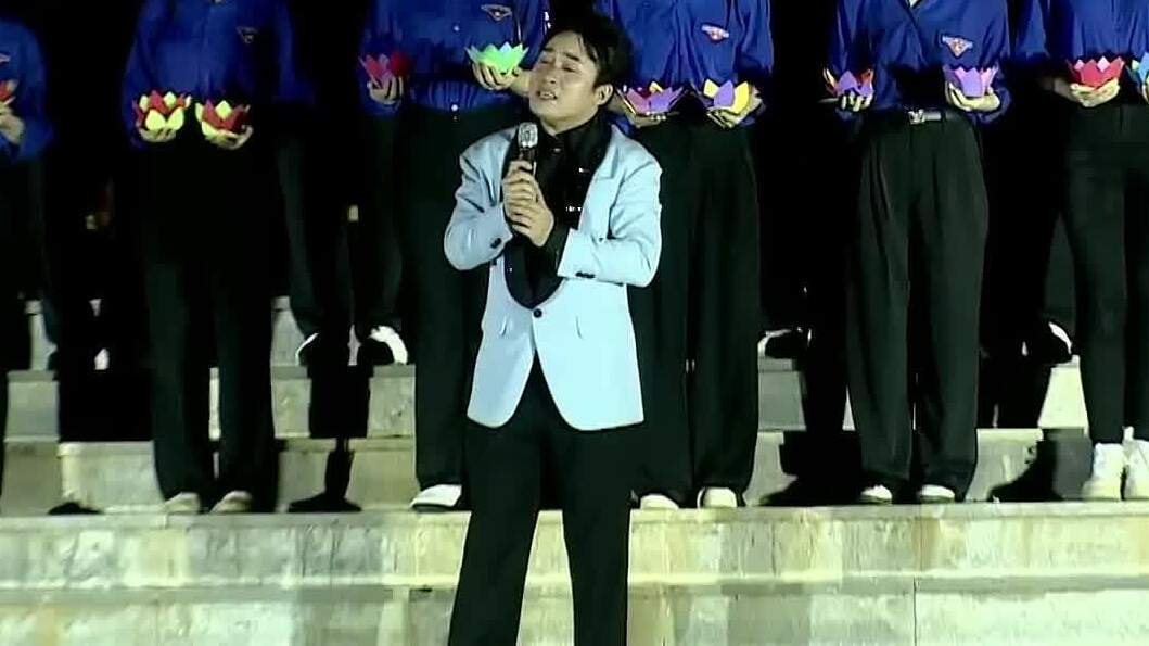 Tùng Dương hát 'Còn gì đẹp hơn'