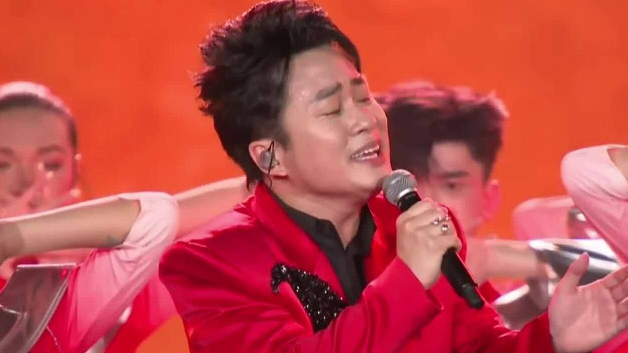 Tùng Dương hát 'Viết tiếp câu chuyện hòa bình'