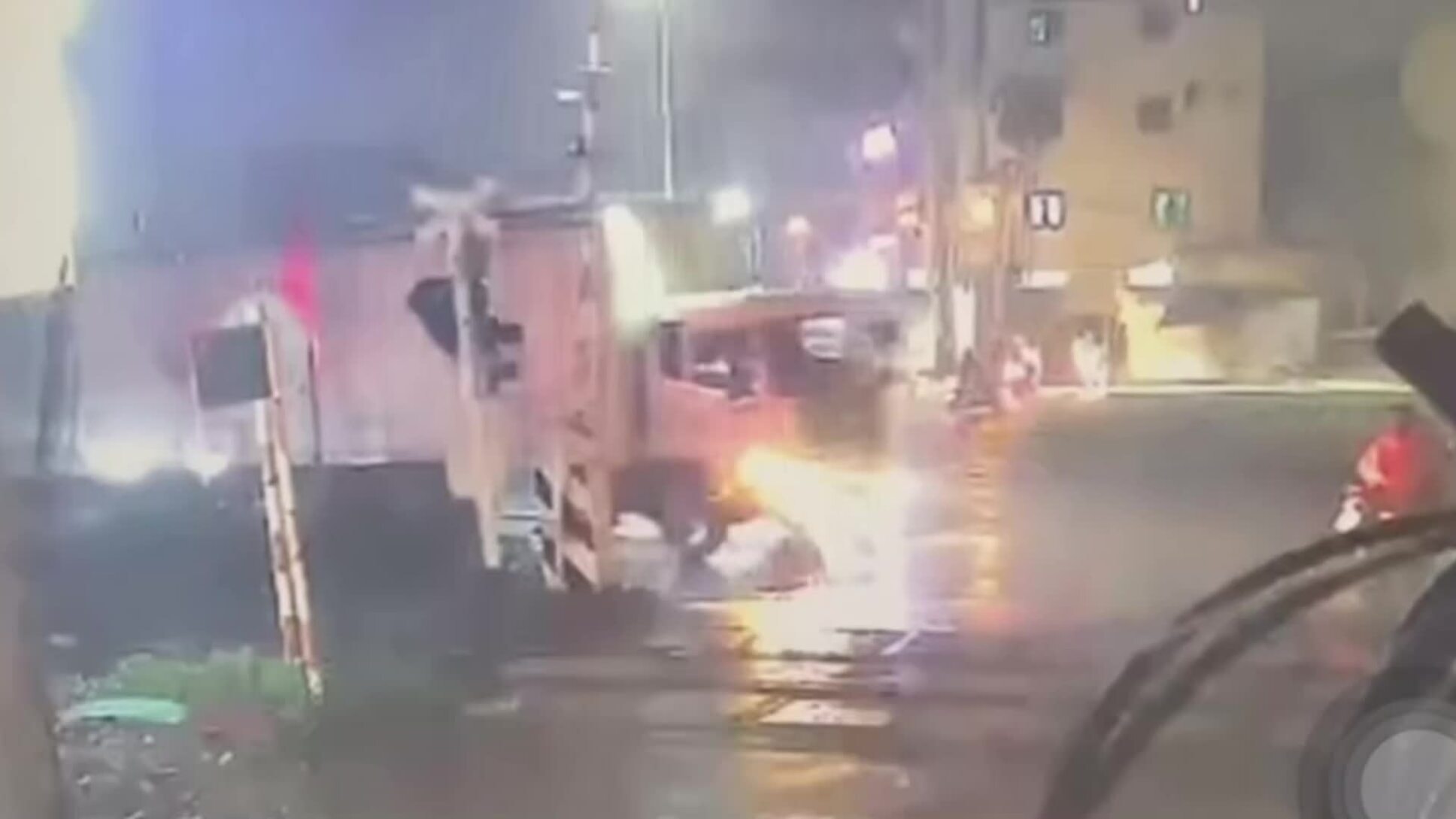 Khoảnh khắc tàu đâm container