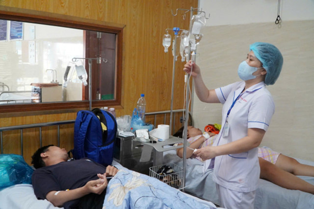 Vụ nghi ngộ độc do ăn bánh mì ở TP.HCM: Thêm 48 người nhập viện - Ảnh 1.