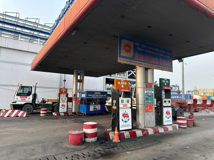 Các cây xăng trong cảng đã bán lại cho các xe bình thường  - Ảnh 1.