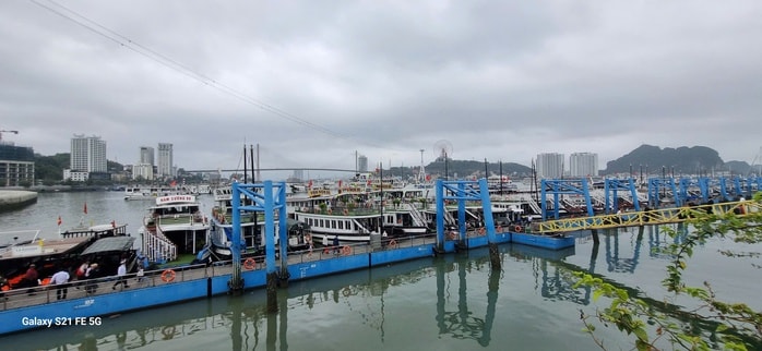 Quảng Ninh yêu cầu rà soát an toàn tàu du lịch Sau sự cố cháy tàu 2026 - Ảnh 1.