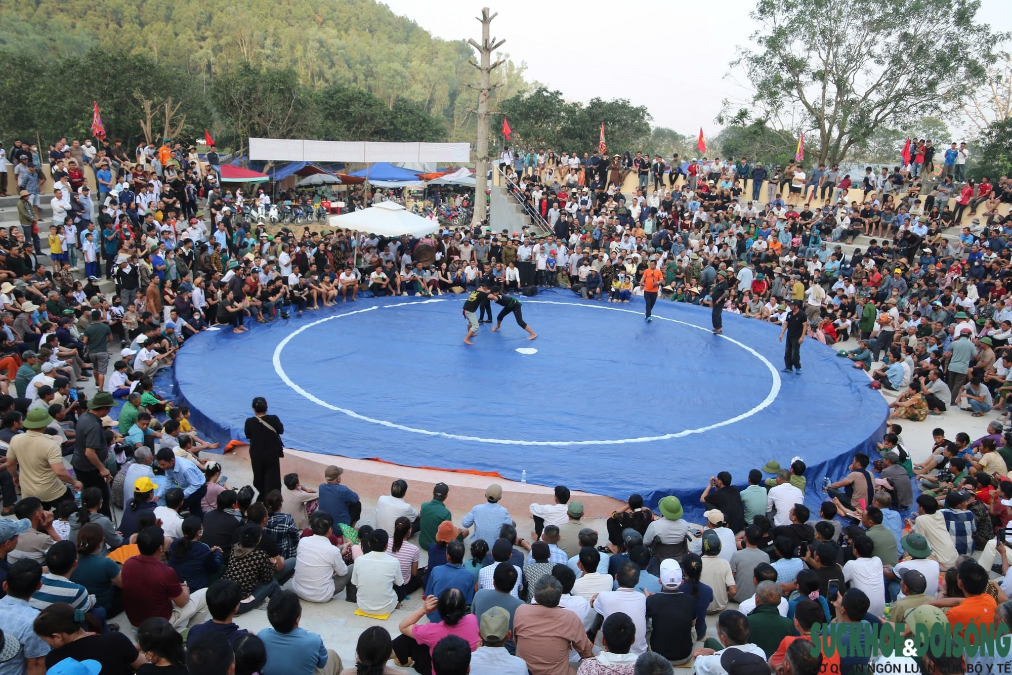 Những màn so tài kịch tính ở hội vật có từ thời vua Mai- Ảnh 1.