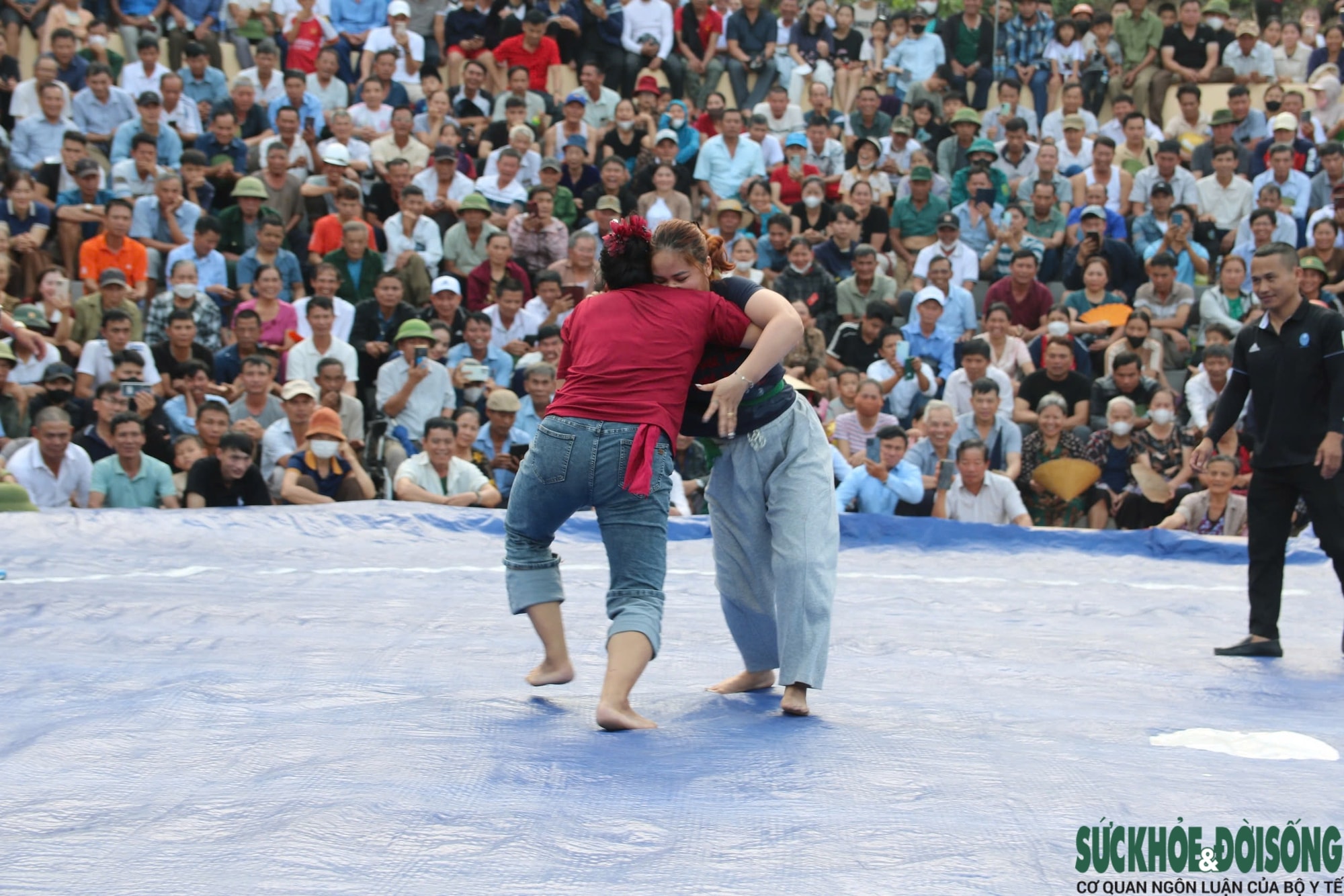 Những màn so tài kịch tính ở hội vật có từ thời vua Mai- Ảnh 9.