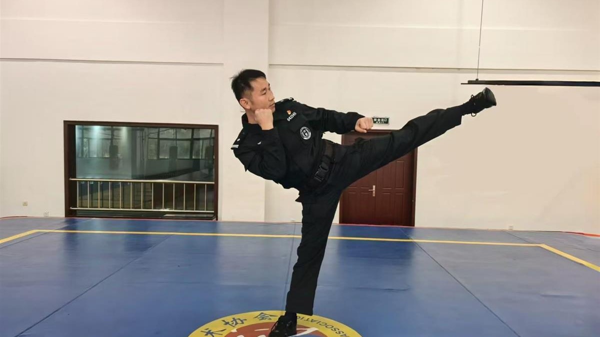 Lư Hiểu Phong là cảnh sát đặc nhiệm ở Vũ Hán (Trung Quốc)