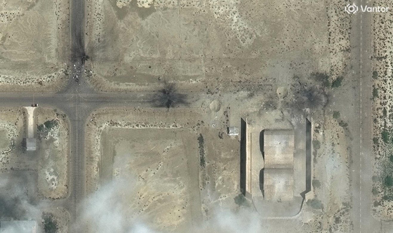 Ảnh vệ tinh ghi lại các cuộc tấn công chính xác vào căn cứ không quân Konarak, Iran, ngày 4/3. (Ảnh: Reuters)