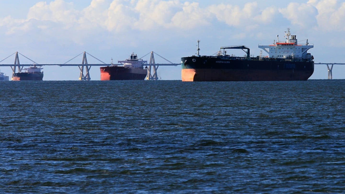 Một tàu chở dầu đã bị trúng một 