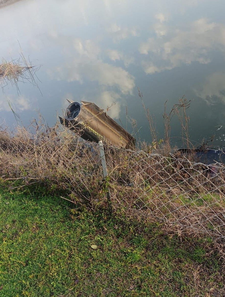 Mảnh vỡ của hệ thống phòng không NATO sau khi đánh chặn một tên lửa phóng được cho là phóng từ Iran, ở miền nam Thổ Nhĩ Kỳ, ngày 4/3/2026, trong hình ảnh trích từ video. (Ảnh: Hãng thông tấn Ihlas (IHA) qua Reuters)