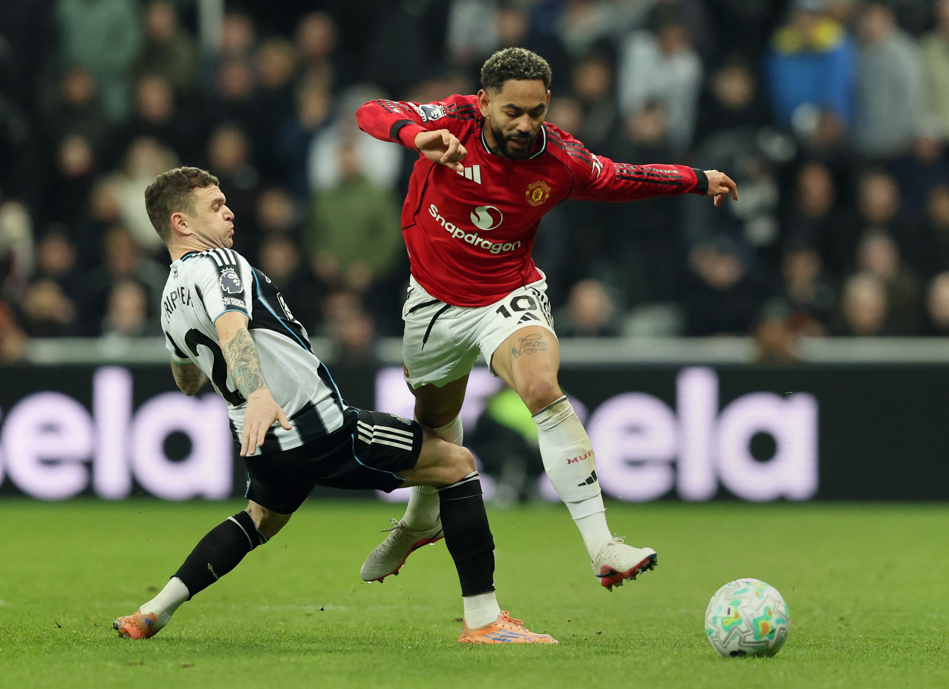 Man Utd (áo đỏ) thua Newcastle. (Ảnh: Reuters)